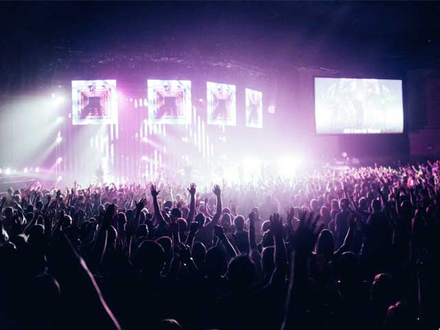 Publikum på EDM-konsert